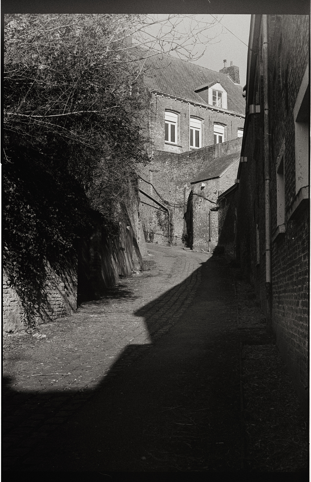 Photo argentique à l'ancienne d'un passage dans la vieille ville de Cassel. Ambiance rétro sur pellicule Fomapan.