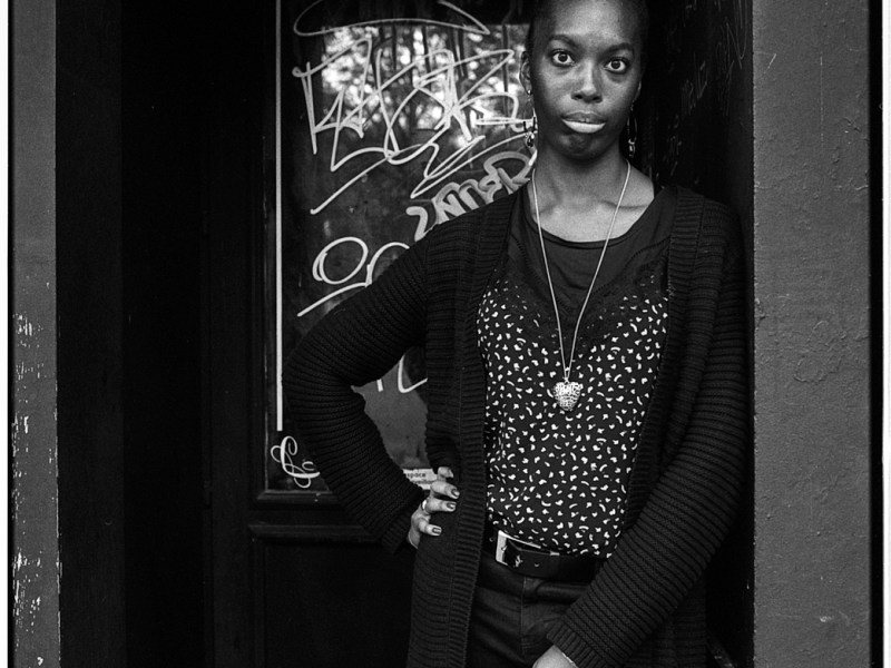 Portrait en noir et blanc au coin de la&nbsp;rue