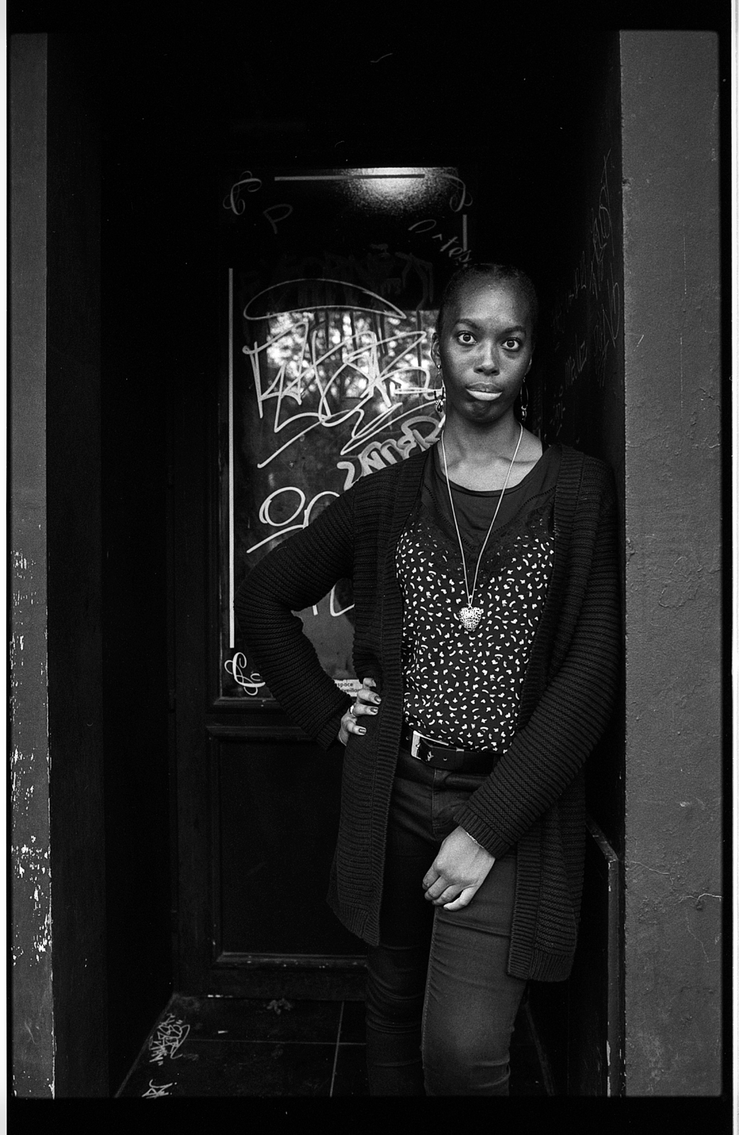 Portrait en noir et blanc au coin de la&nbsp;rue