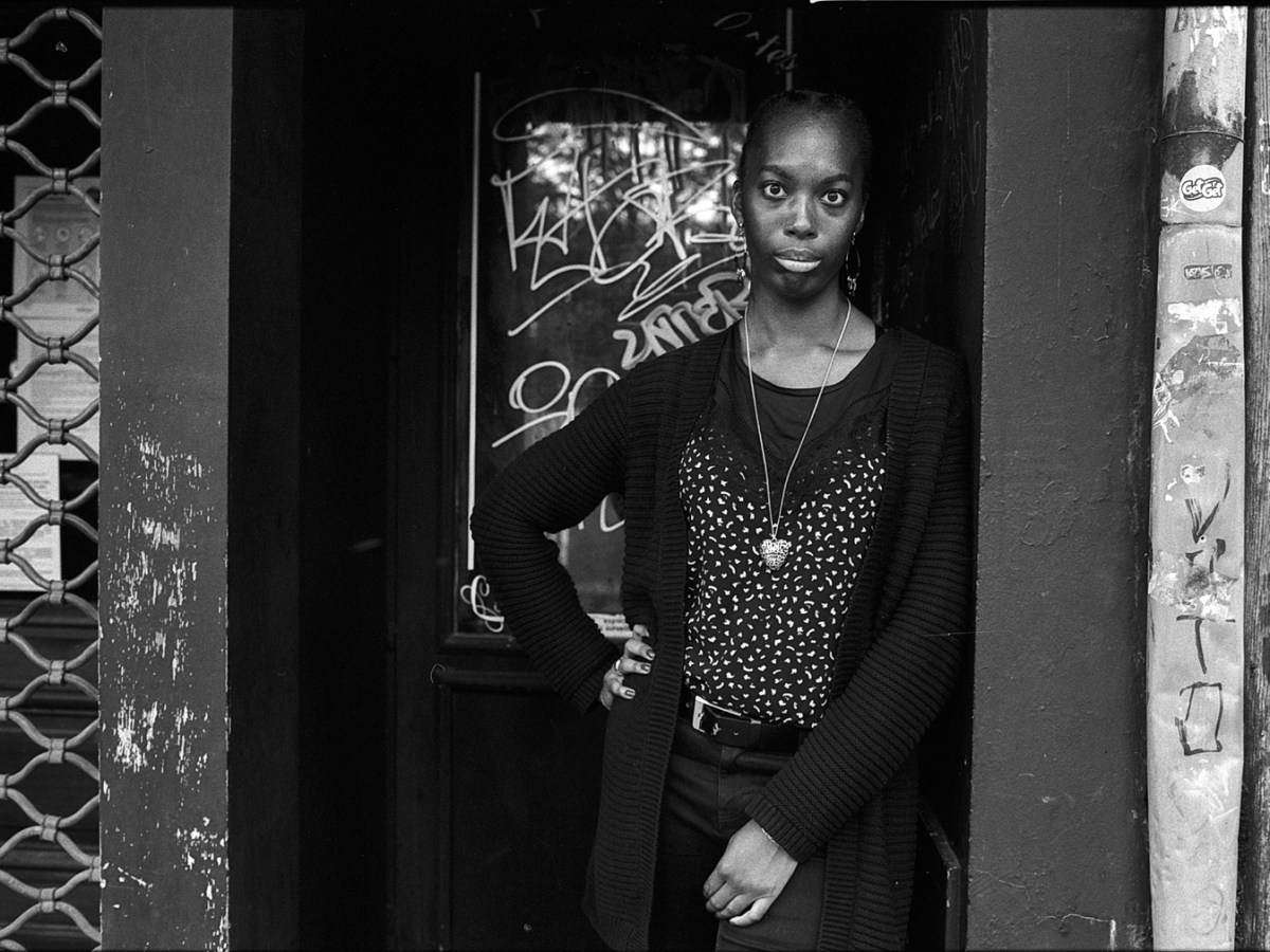 Portraitiste de rue en noir et blanc&nbsp;argentique