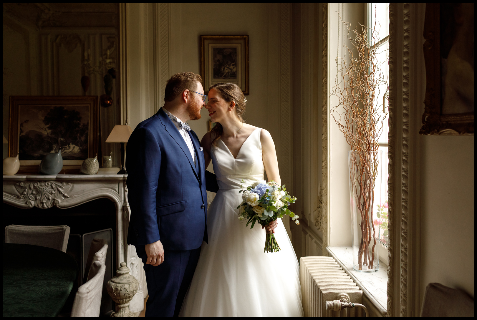Photo de couple de jeunes mariés avec un 24-40 L. Equipement photo idéal pour un reportage minimaliste. Choisir l'efficacité et la simplicité.