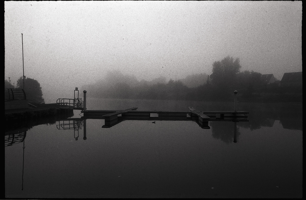 Photographie noir et blanc argentique. Ambiance grise sous la brume.