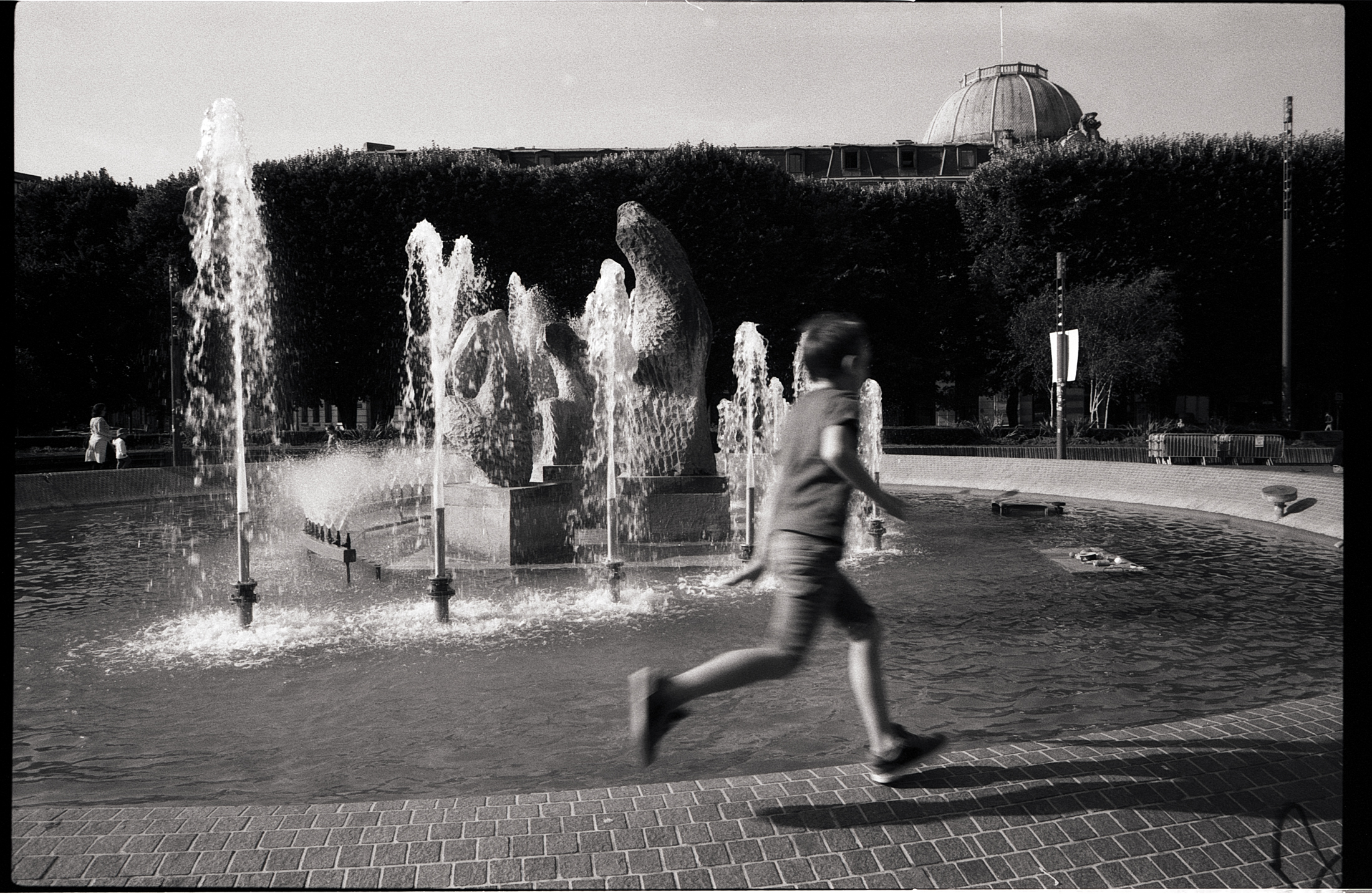 Scène de rue en noir et blanc argentique sur la place de la République à Lille.