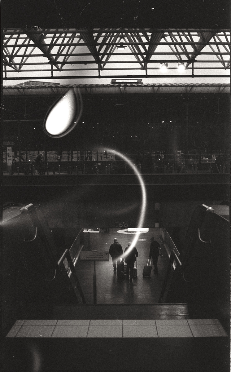 Photographie argentique verticale dans le métro, en noir et blanc