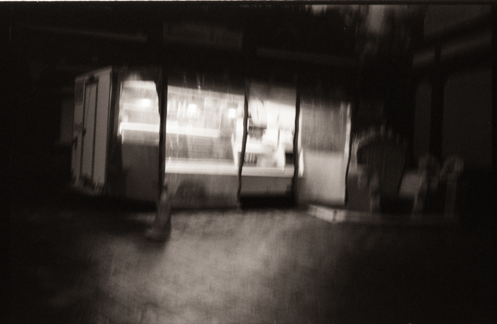 Ambiance nocturne en noir et blanc argentique
