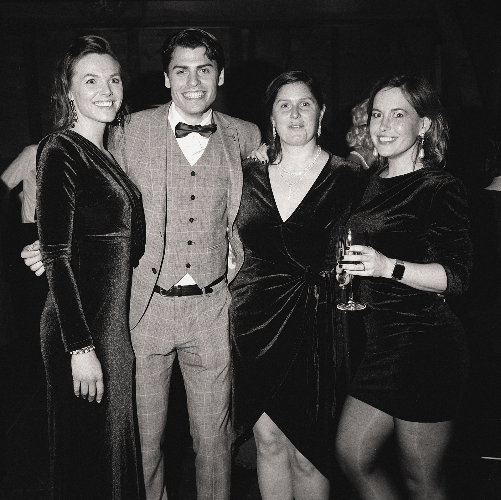 Photo évènement privé en noir et blanc rétro. Soirée d'entreprise années folles sur pellicule. Photographe évènement Lille Belgique.