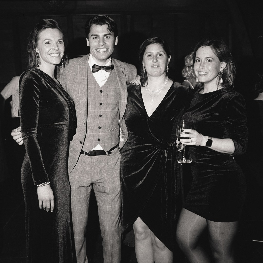 Soirée retro argentique en noir et blanc à l'ancienne. Photographier au flash direct à main levée.