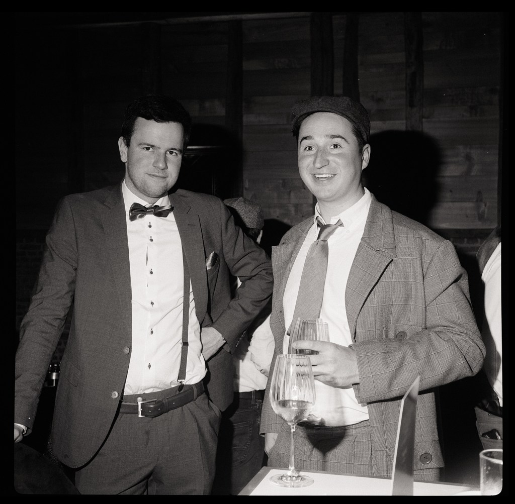 Photographie argentique soirée rétro avec un appareil photo ancien et du film noir et blanc.