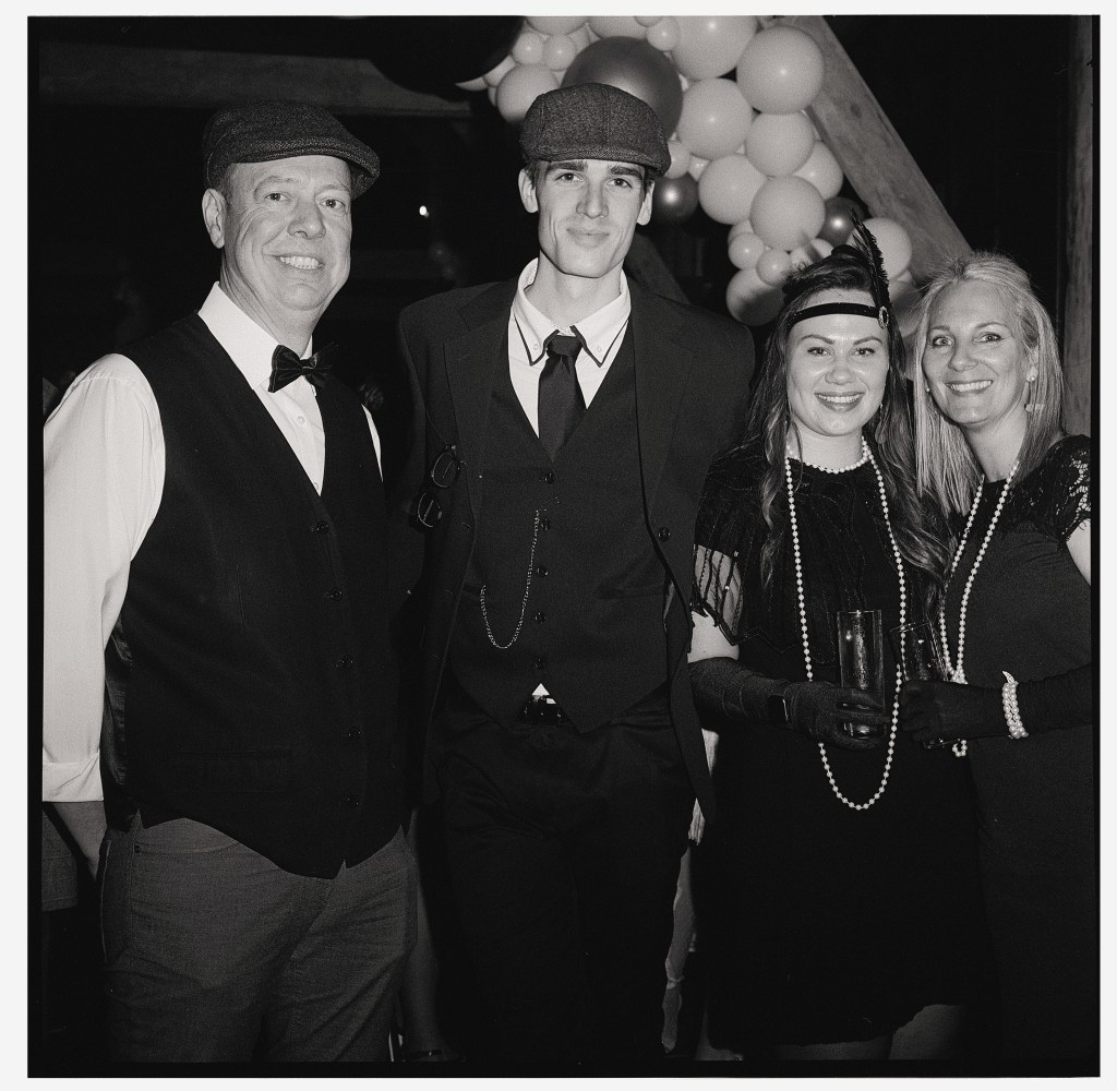 Soirée rétro privée photographiée en argentique. Photographie style années 30. Reportage à Lille, dans le Nord et Belgique pour les passionnés du rétro.