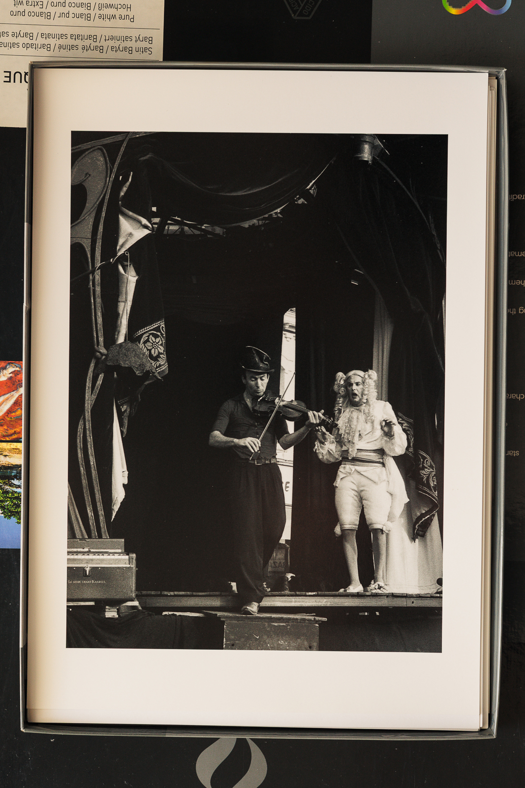 Photographie d'art en noir et blanc argentique. Photo argentique du Violoniste et le Roi. Tirage papier Baryté haute qualité à Lille.