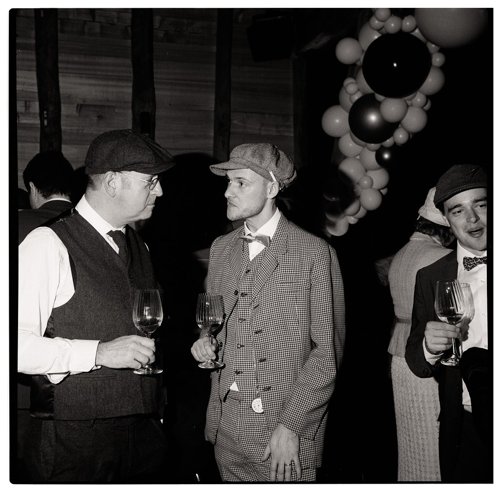 Photos de soirée au flash avec un Moyen Format à soufflet. Soirée privée. photographe professionnel à Lille spécialisé argentique.