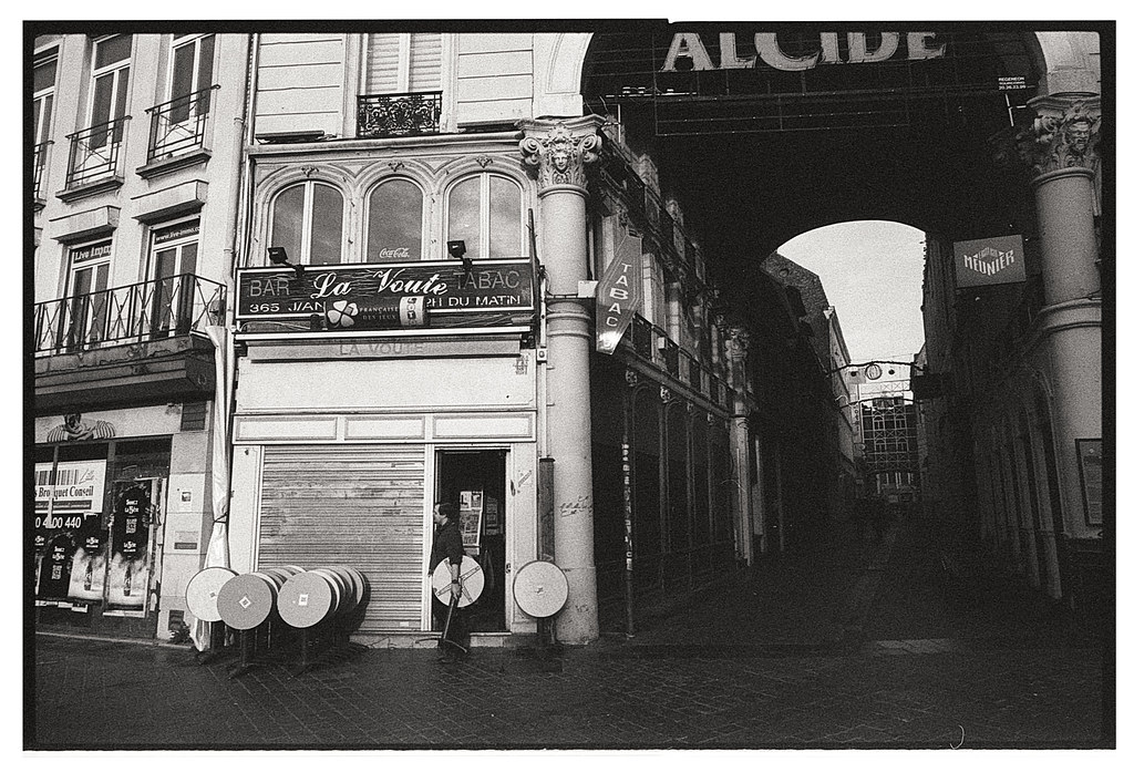 Photographie de rue à Lille tôt le matin. Prise de vue en 35mm argentique lors d'un photowalk.
