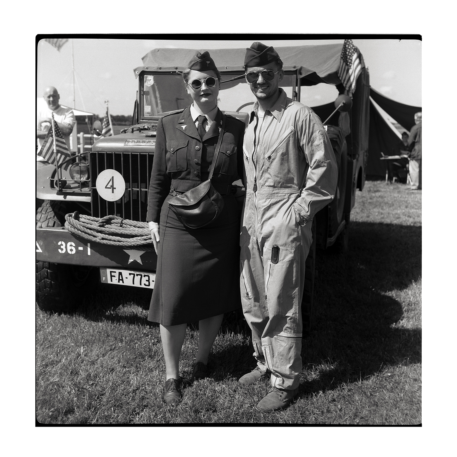 Portrait rétro d'un couple en tenue militaire des années 40 / 50. Photographie noir et blanc au Rolleiflex à Lille.