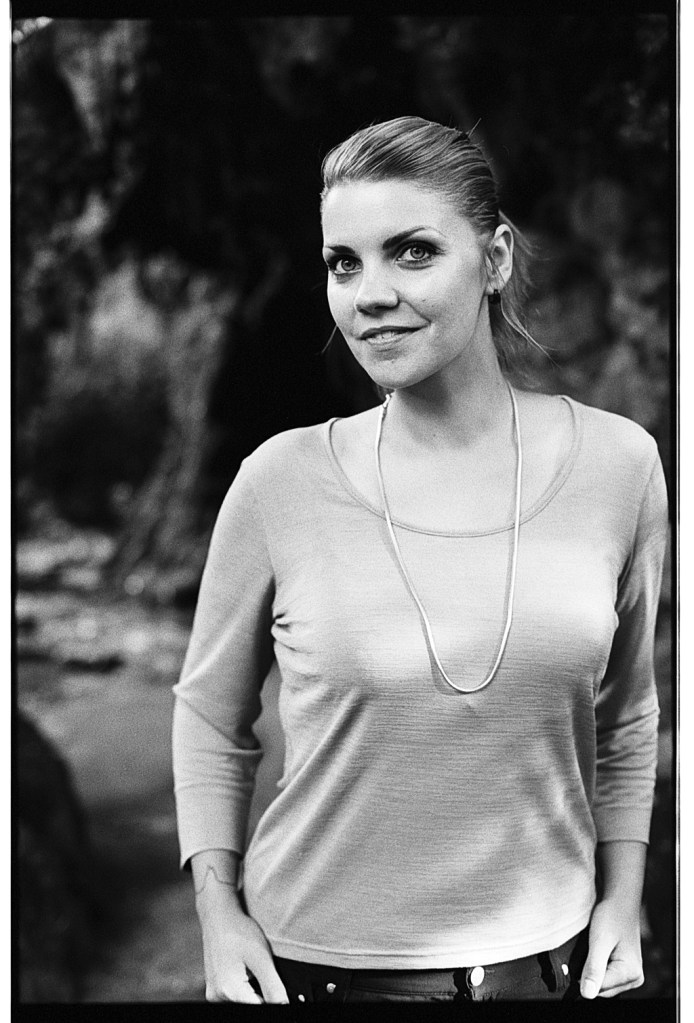 Véritable portrait en noir et blanc argentique dans le style des photos classiques d'autrefois. Pellicule professionnelle.