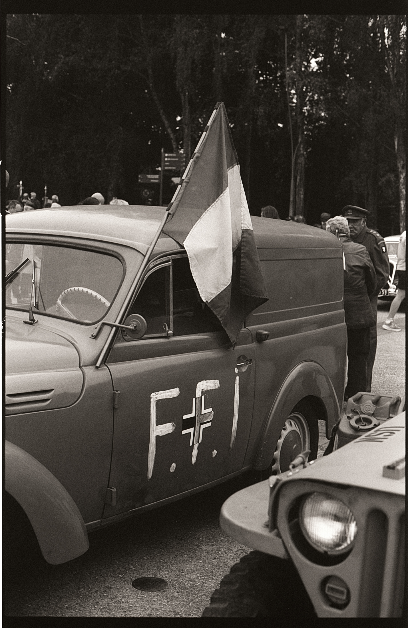 Véhicule historique marqué 'F.F.I.' avec le drapeau français, lors d'une reconstitution historique à Wambrechies.