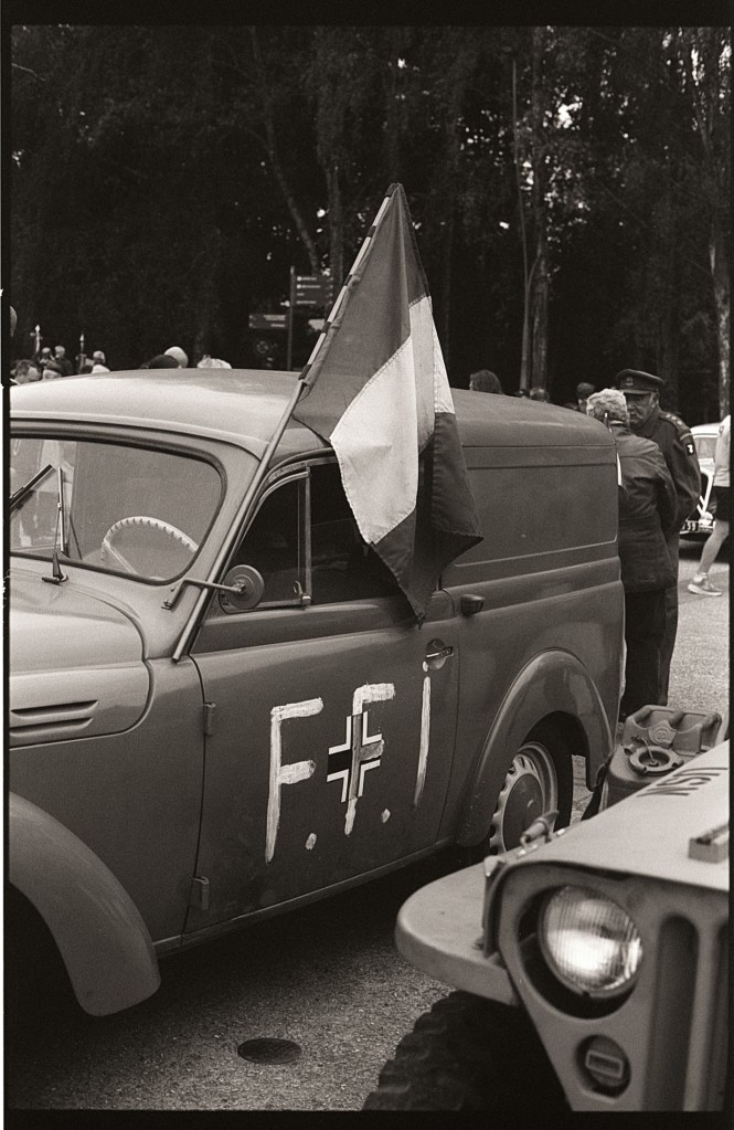 Véhicule historique marqué 'F.F.I.' avec le drapeau français, lors d'une reconstitution historique à Wambrechies.