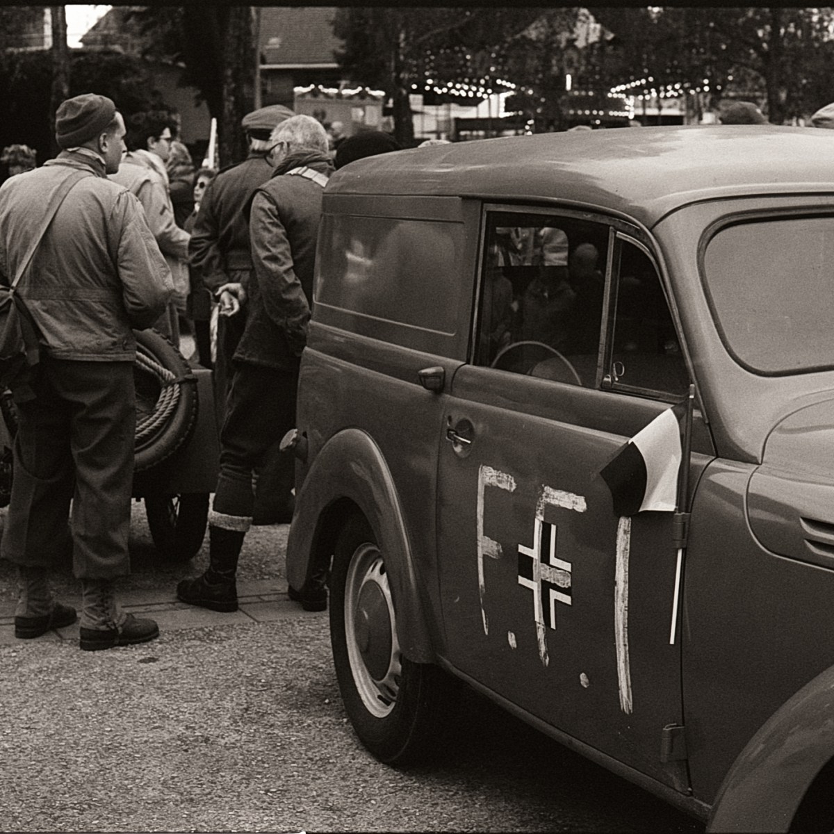 8 mai 1945 — photographier une reconstitution 
historique en argentique noir et&nbsp;blanc