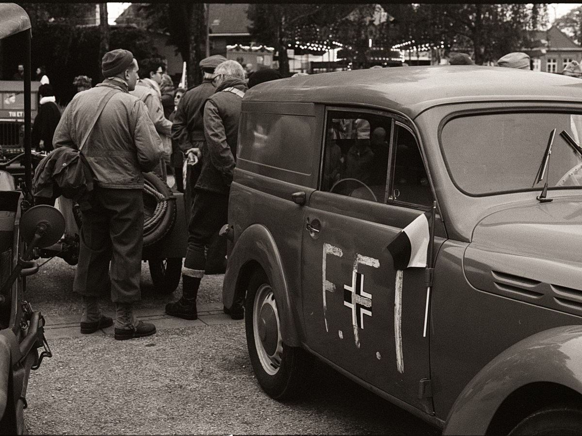 8 mai 1945 — photographier une reconstitution 
historique en argentique noir et&nbsp;blanc