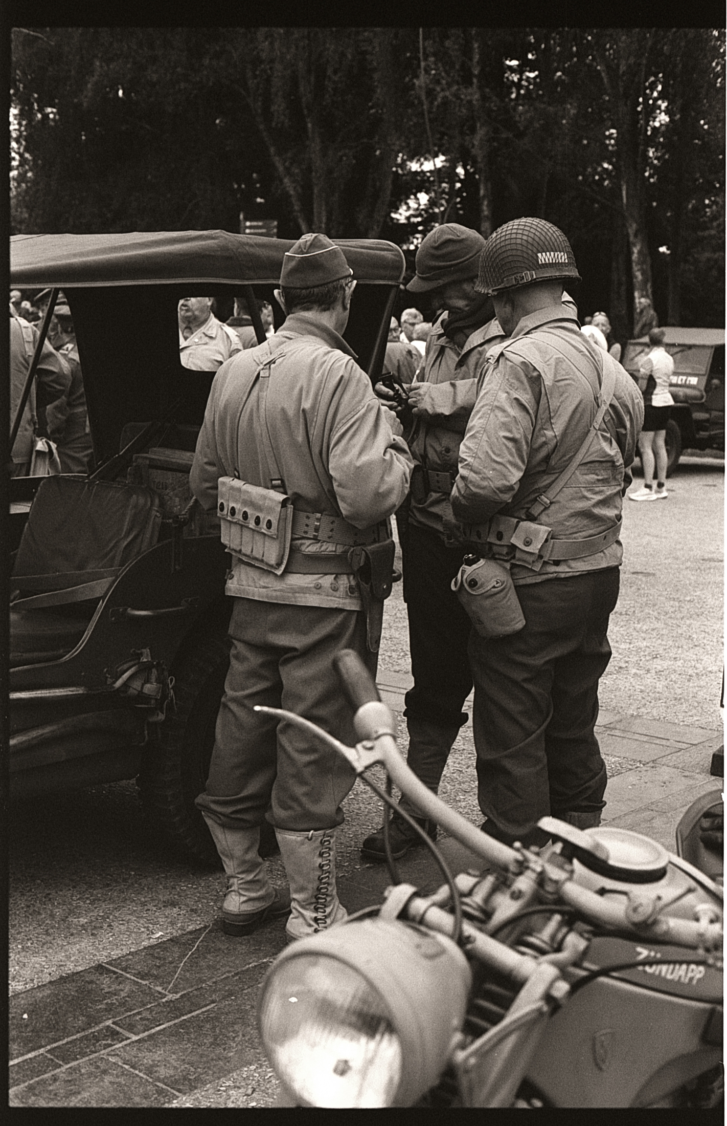Reconstitution historique - photographies noir et blanc juste avant un défilé militaire, toujours dans un style rétro d'époque.
