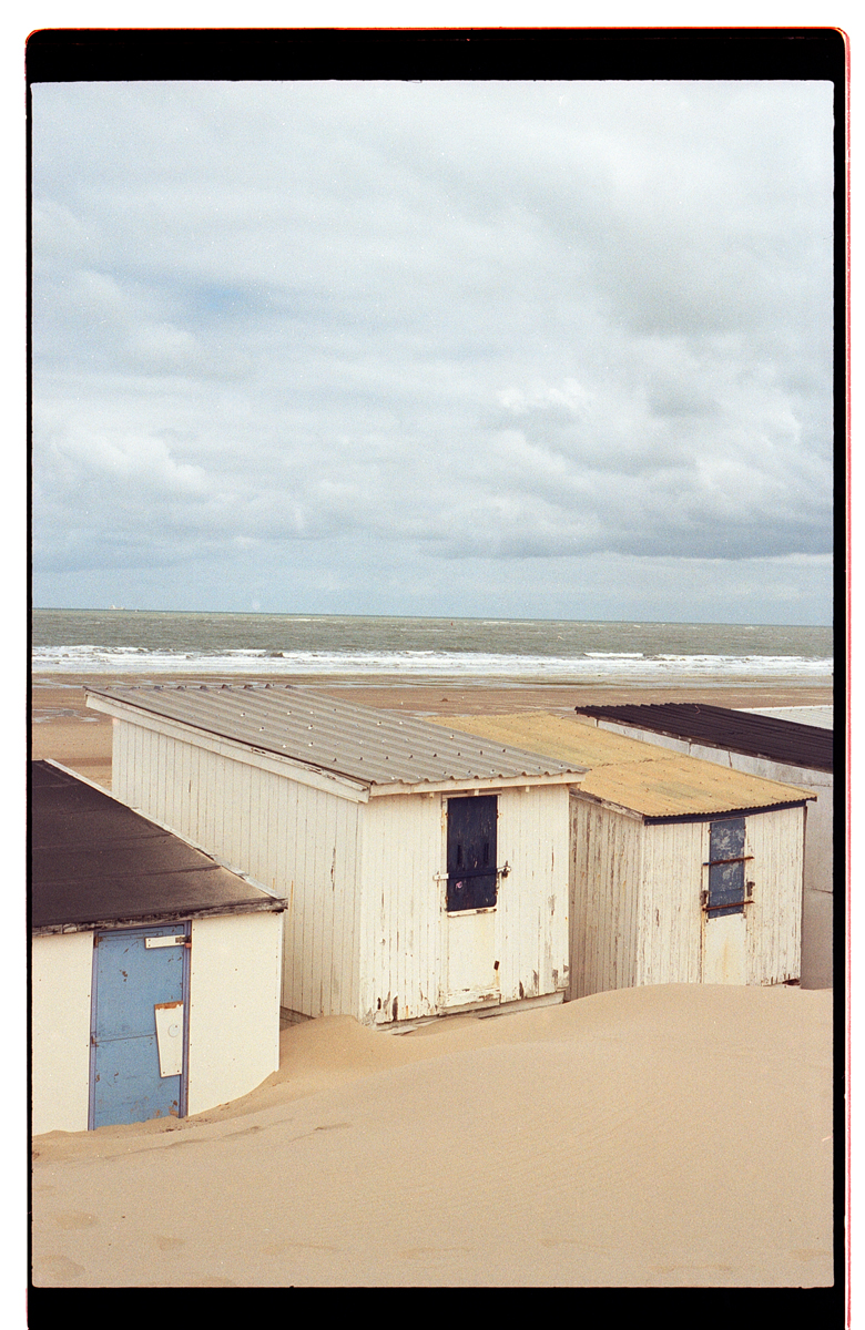 Photo couleurs pastels à la plage. Effet vintage immédiat sans appli. Rendu style des années 80 avec bordure noire et grain marqué.