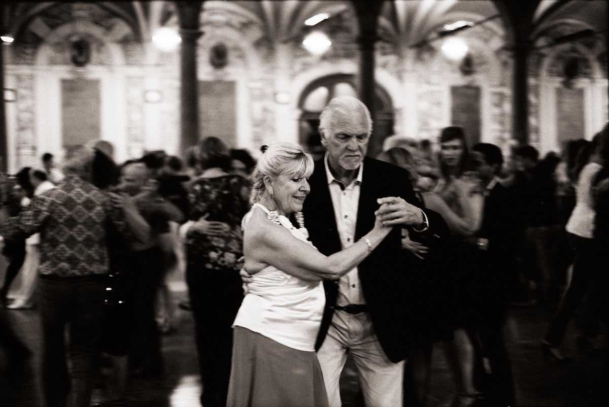 Couple dansant le Tango à Lille - Photographie argentique sur pellicule 35mm noir et blanc.