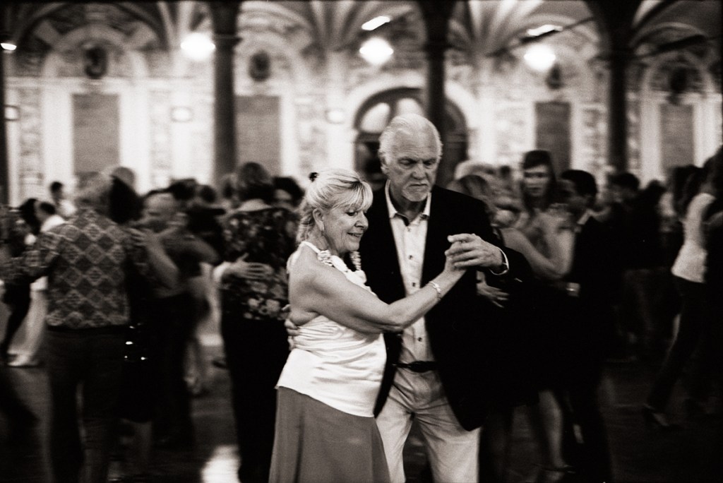 Danseurs de tango argentin à la Vieille Bourse de Lille. Photographie argentique
