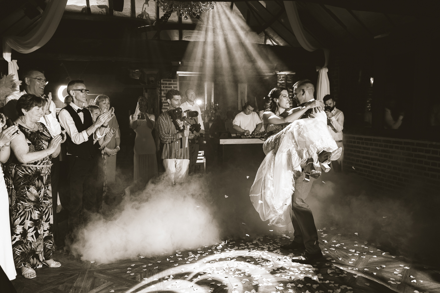 Accompagnement de futurs professionnels qui souhaitent se spécialiser dans le reportage mariage ou photographes mariages débutants en argentique.