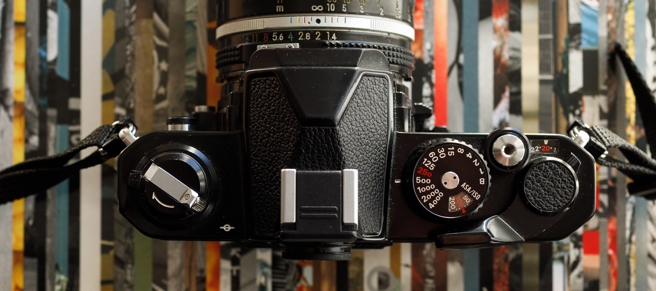 Nikon FM2n vue du dessus - molette vitesses de 1 seconde à 1/4000. L'appareil photo parfait en photographie professionnelle argentique. 