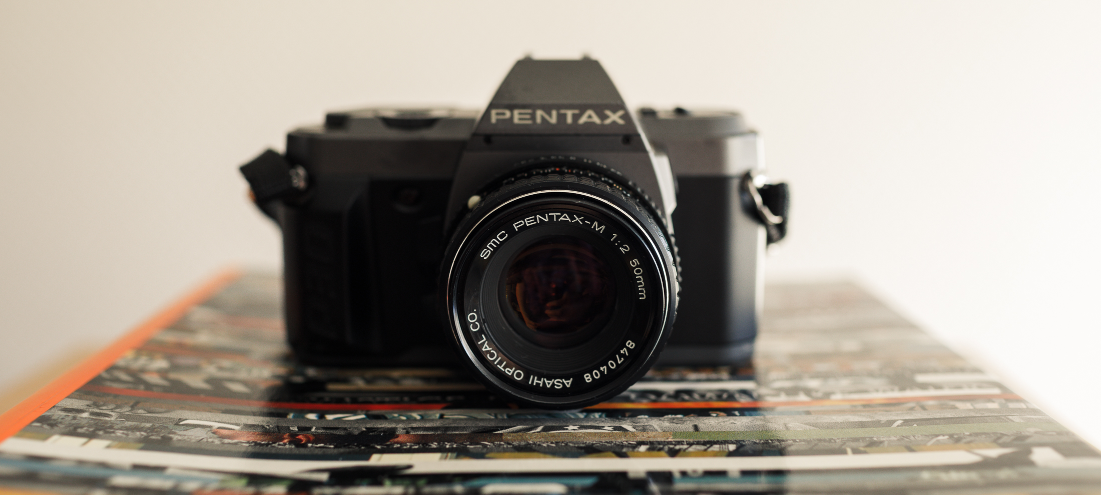 Matériel photo argentique 35mm Pentax P30t et son 50mm F2, un petit reflex à petit prix.