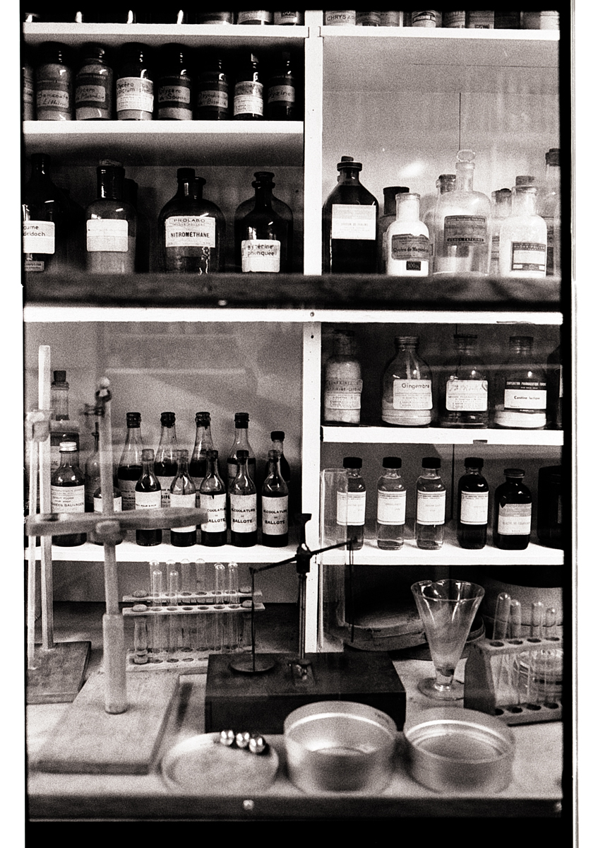 Musée de la vie rurale ancienne pharmacie - pellicule lford HP5 à1600 ISO
